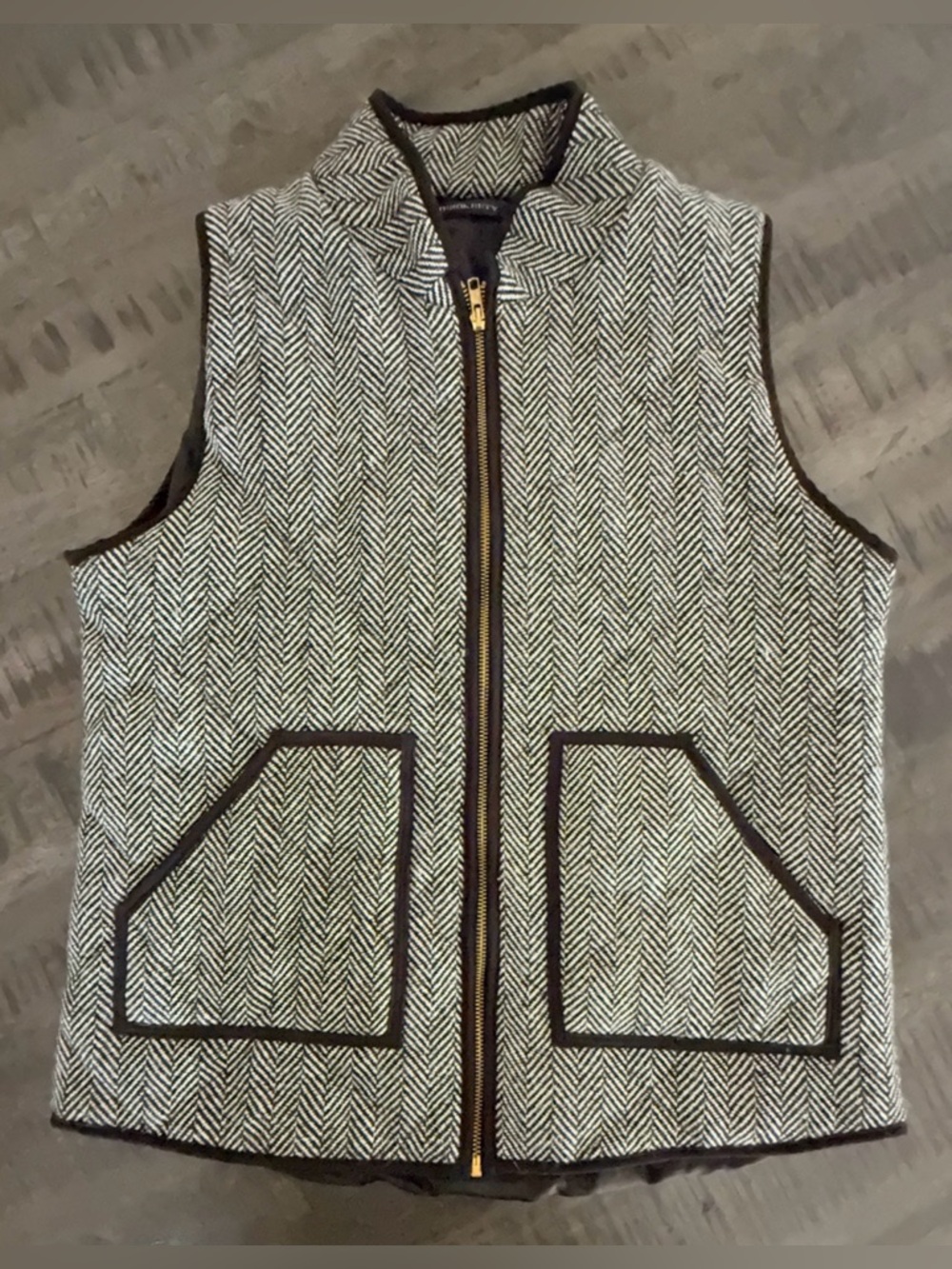 VINTAGE/Herringbone Zip-Front Vest in Black & White
